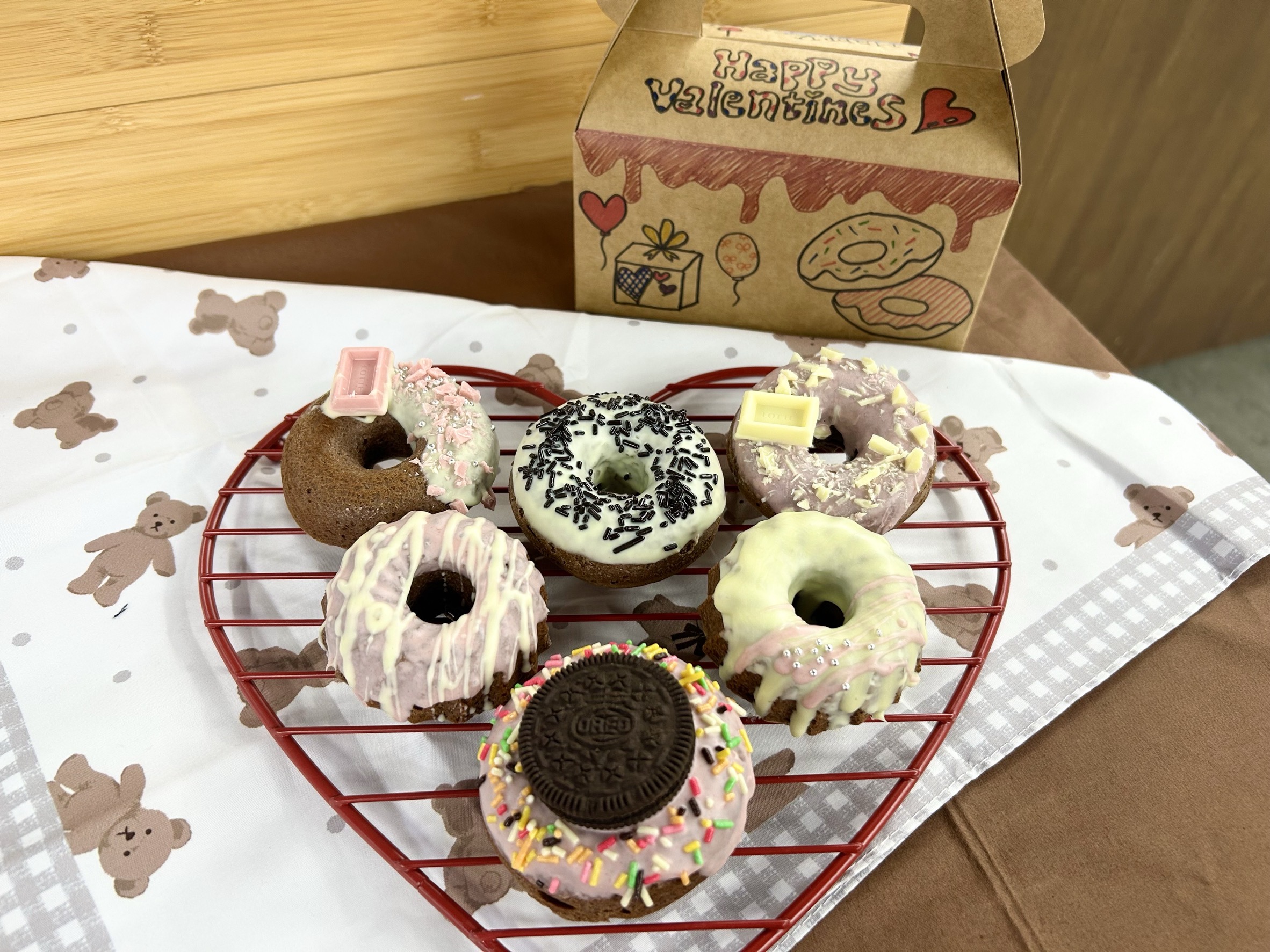 ⑧【親子】ハロウィンドーナツをつくろう🍩※参加されるお子様の名前（漢字・フリガナ・年齢・性別）の入力をお願い致します※大人1名につきお子様１名のみ参加可能です イメージ