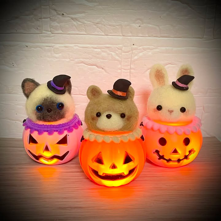 ⑬<10月>アニマルハロウィンランプ <11月>ふわふわハリネズミバッチチャーム <12月>鏡もち風干支達磨 イメージ